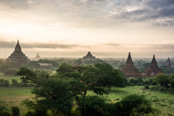 Templos de Bagan al amanecer